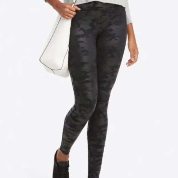 NWOT Spanx sz Large black camo legging - Picture 1 of 4